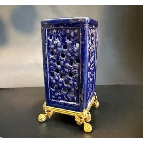 brushpot for the scholar in reticulated aubergine porcelain - Kangxi 1662/1722
Bronze mount 19th century French ware